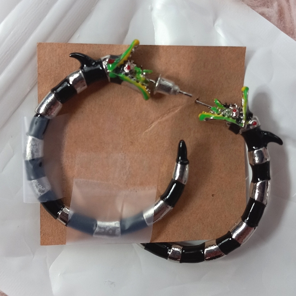 Hot Topic Black and Silver Beetlejuice Earrings